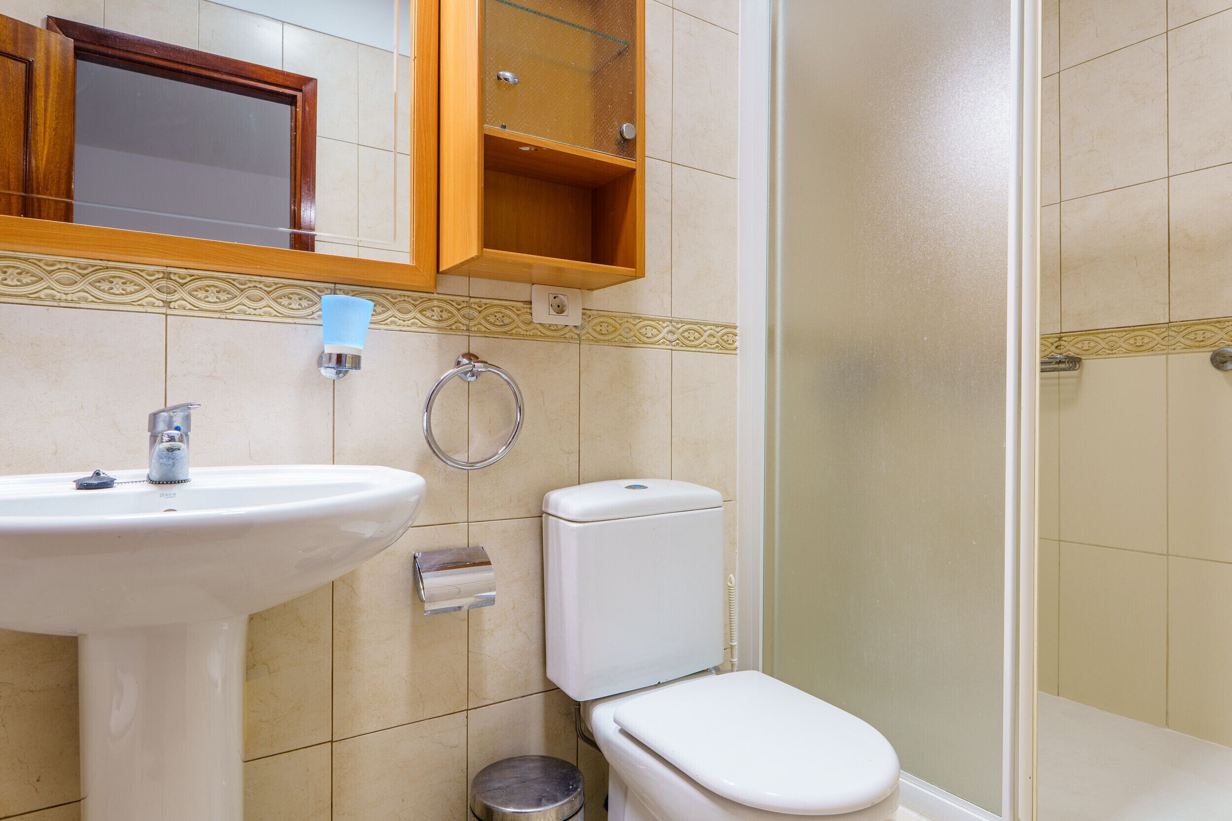 Un bagno con lavandino, WC e doccia.