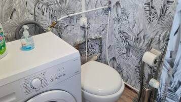 Een douche, zeep, toiletpapier