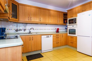 Kühlschrank, Mikrowelle, Ofen, Geschirrspüler