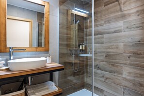 Regadera, secadora de cabello, toallas 