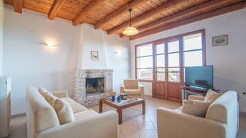 经典独立别墅, 3 间卧室, 阳台, 海滩景观 | 起居区 | 电视