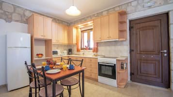 Full-sized fridge, microwave, oven, toaster