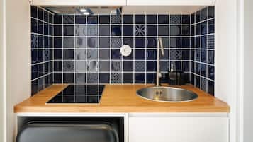 Kühlschrank, Mikrowelle, Wasserkocher mit Kaffee-/Teezubehör