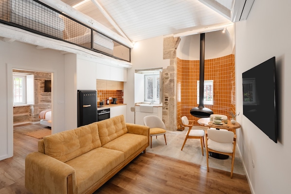 TV, fireplace