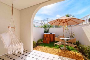 Luxury Room | Living area | 42-inch Smart TV with cable channels - Santé Vivre L'Experience Livá OFICIAL (Búzios)