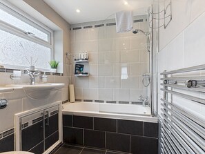 Douche, sèche-cheveux, serviettes fournies