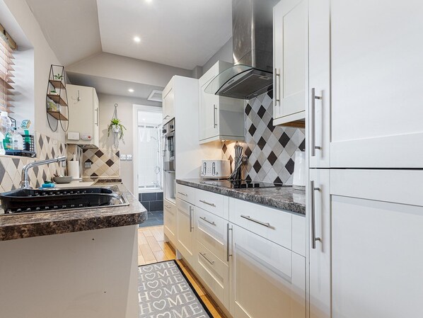 Fridge, microwave, oven, coffee/tea maker