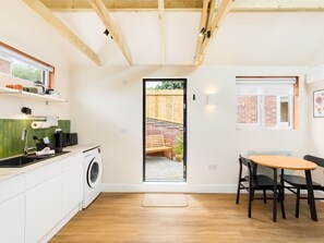 ثلاجة، ميكروويف، ماكينة لصنع القهوة/الشاي، مائدة طعام