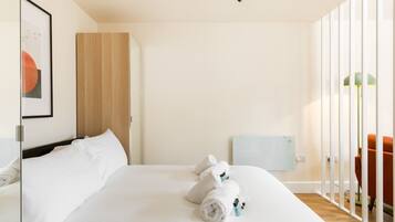 Iron/ironing board, free WiFi, bed sheets