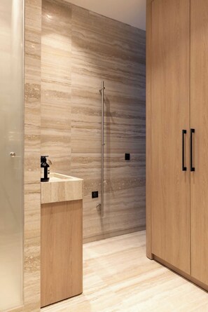 Apartment | Bathroom | Bathtub, hair dryer, shampoo - Elegant Apartment With AC - Le Marais (Paris)