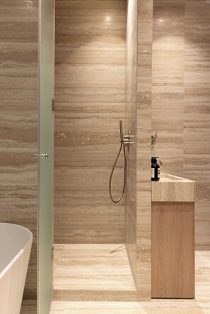 Apartment | Bathroom | Bathtub, hair dryer, shampoo