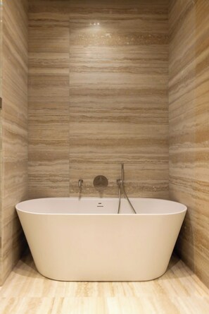 Apartment | Badezimmer | Badewanne, Haartrockner, Shampoo