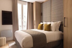 Apartment | 2 bedrooms, laptop workspace, iron/ironing board, bed sheets - Elegant Apartment With AC - Le Marais (Paris)
