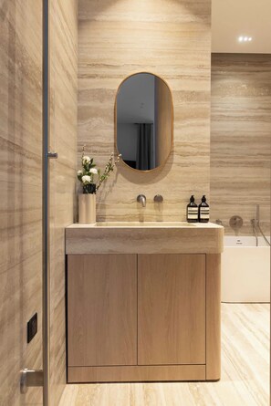 Apartment | Bathroom | Bathtub, hair dryer, shampoo