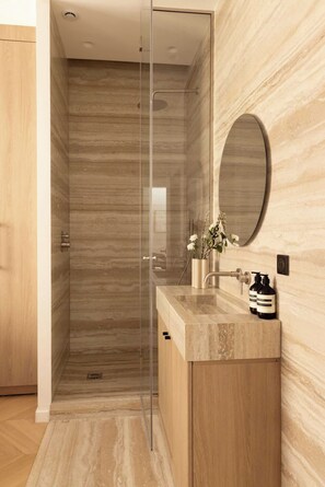 Bathroom - Elegant Apartment With AC - Le Marais (Paris)