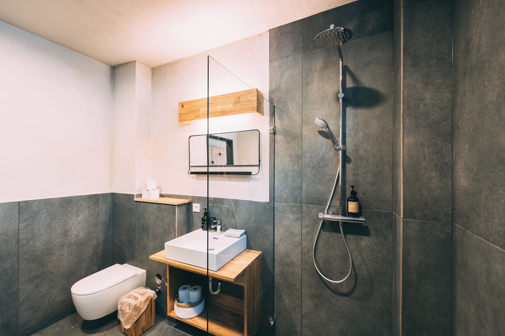 Un baño moderno con ducha, inodoro y lavamanos.