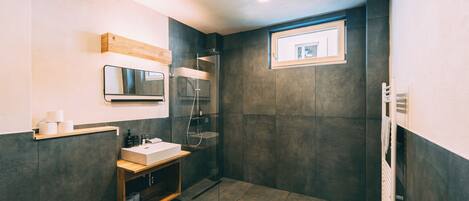 Un baño pequeño con inodoro, lavabo y ducha.