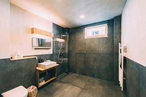 A compact bathroom with a toilet, sink, and shower. - Möttelin Gut Hügle (Ravensburg)