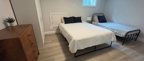 Lit de bébé portatif, accÚs au Wi-Fi (inclus), literie fournie