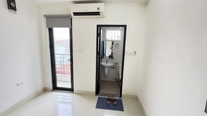 Appartement, 1 slaapkamer, balkon, uitzicht op de binnenplaats | Een bureau, gratis wifi, beddengoed