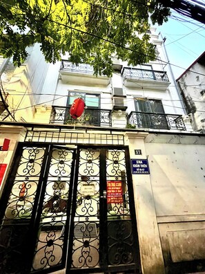 Front of property - Era Apartment Kham Thien (Hanoi)