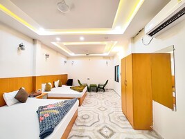 Family Room | Hypo-allergenic bedding, free WiFi, bed sheets