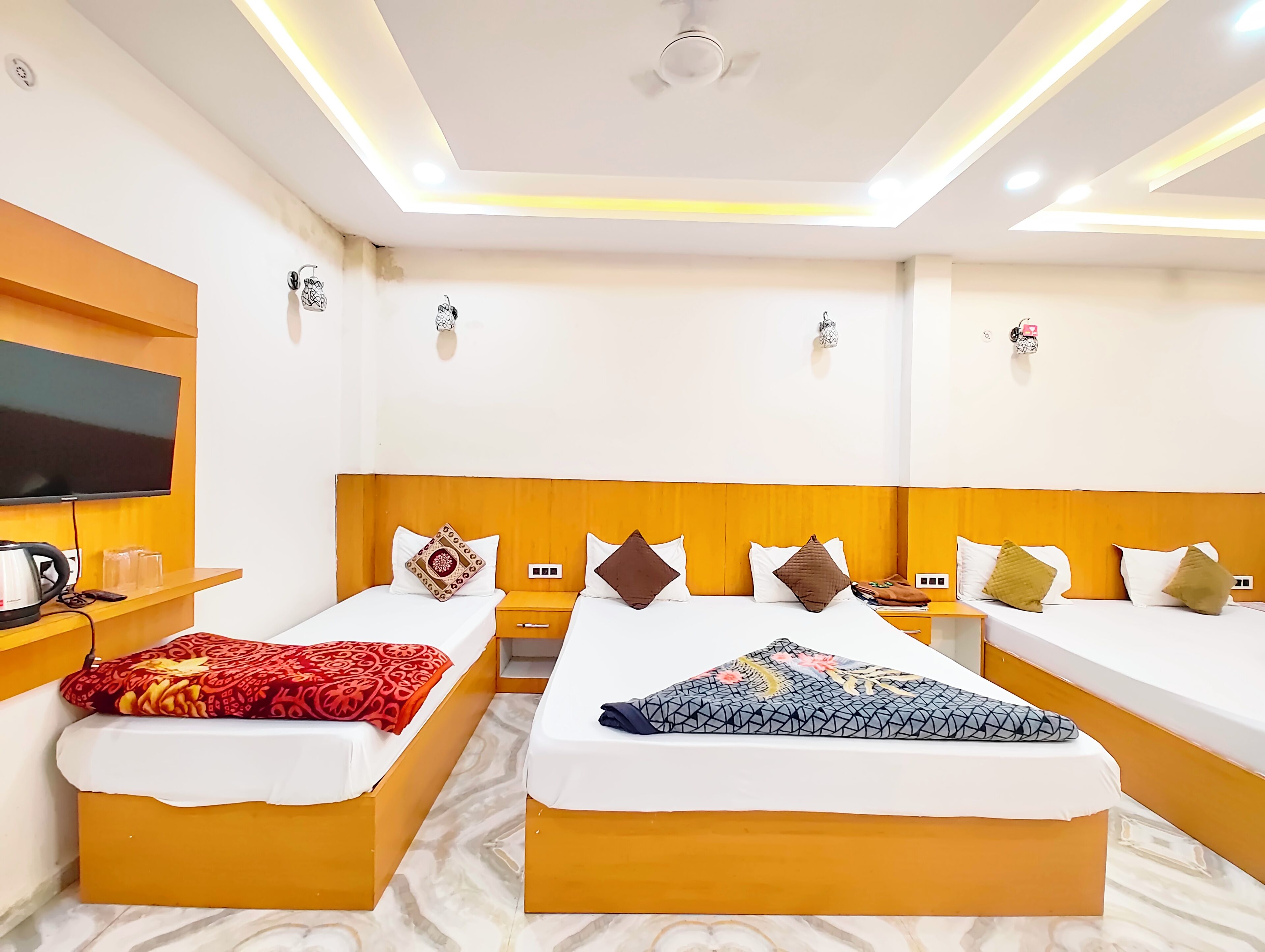Family Room | Hypo-allergenic bedding, desk, soundproofing, free WiFi
