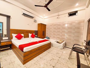 Deluxe Triple Room | Hypo-allergenic bedding, desk, soundproofing, free WiFi - Hotel Nirmala Palace Ayodhya Near Ram Mandir (Faizabad)