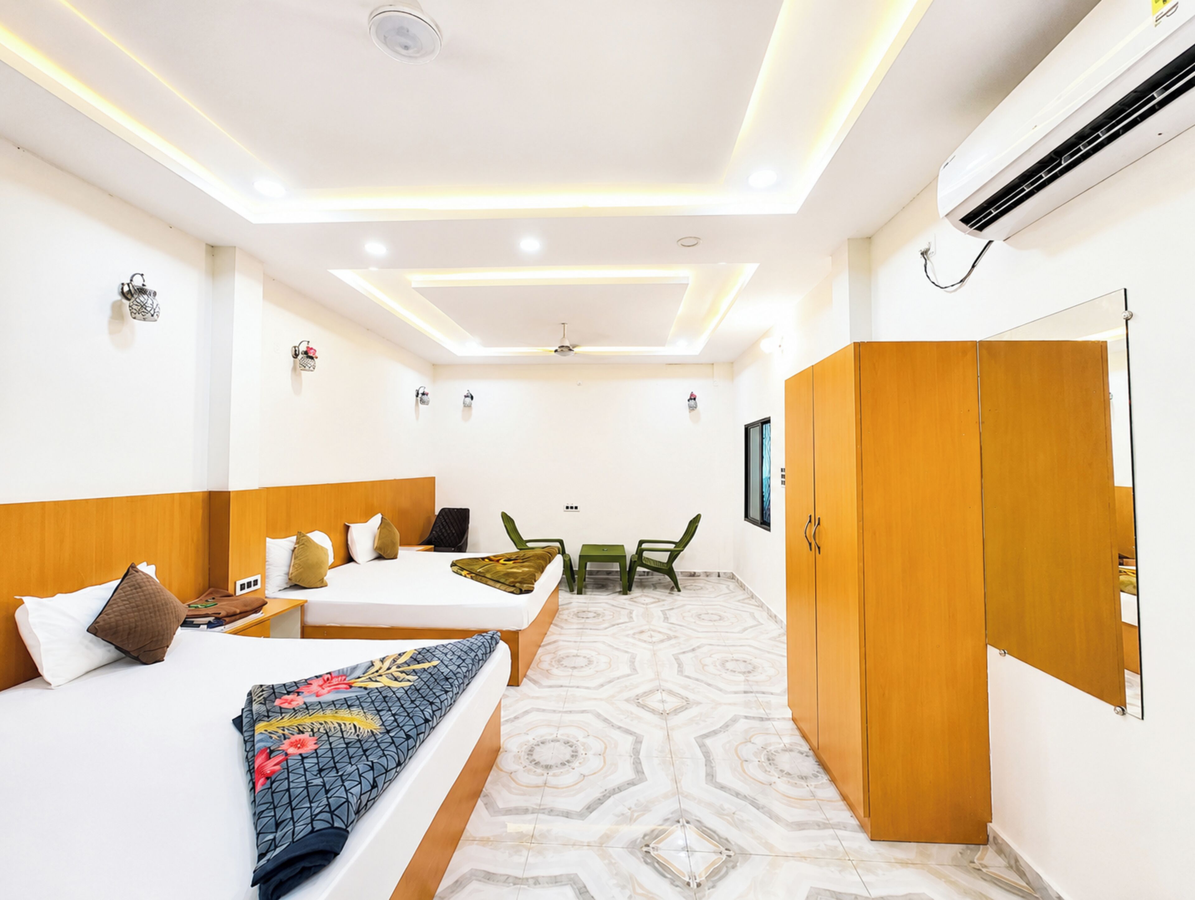 Family Room | Hypo-allergenic bedding, desk, soundproofing, free WiFi