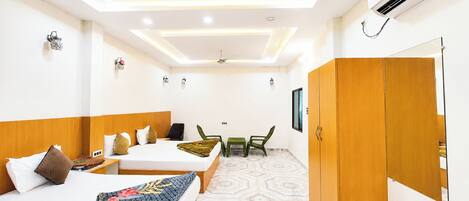 Family Room | Hypo-allergenic bedding available, desk, soundproofing, WiFi (free)