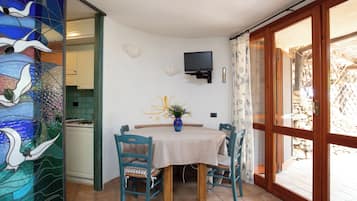 Departamento, 1 habitación, patio | Área de sala de estar | Televisión de 30 pulgadas con canales vía satélite