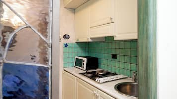 Departamento, 1 habitación, patio | Cocina privada | Horno, parrilla de estufa y utensilios de cocina