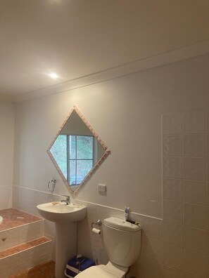 Suihku, hiustenkuivaaja, pyyhkeet, saippua