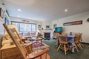 Télévision, cheminée, livres