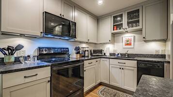 雪櫃、微波爐、焗爐、洗碗機