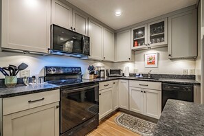 Jääkaappi, mikroaaltouuni, uuni, astianpesukone