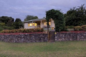 Exterior - Cosy Candlewick Cottage | A Mount Beauty Delight (Mount Beauty)