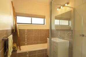 Shower - Cosy Candlewick Cottage | A Mount Beauty Delight (Mount Beauty)