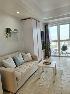 Apartment, 1 Schlafzimmer, barrierefrei, Balkon | Wohnzimmer