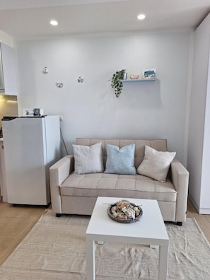 Apartment, 1 Schlafzimmer, barrierefrei, Balkon | Wohnzimmer