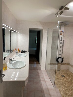 Douche, sèche-cheveux, savon