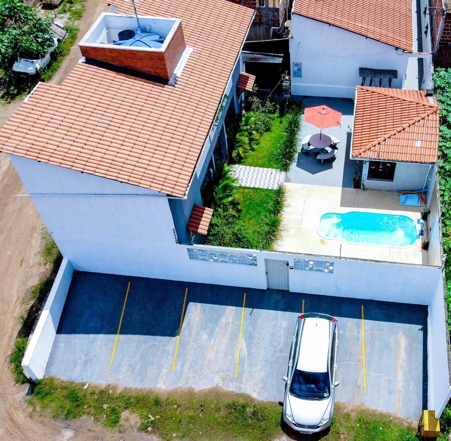 Un immeuble de deux étages doté d’une piscine sur le toit, d’un patio couvert et d’un espace de stationnement.