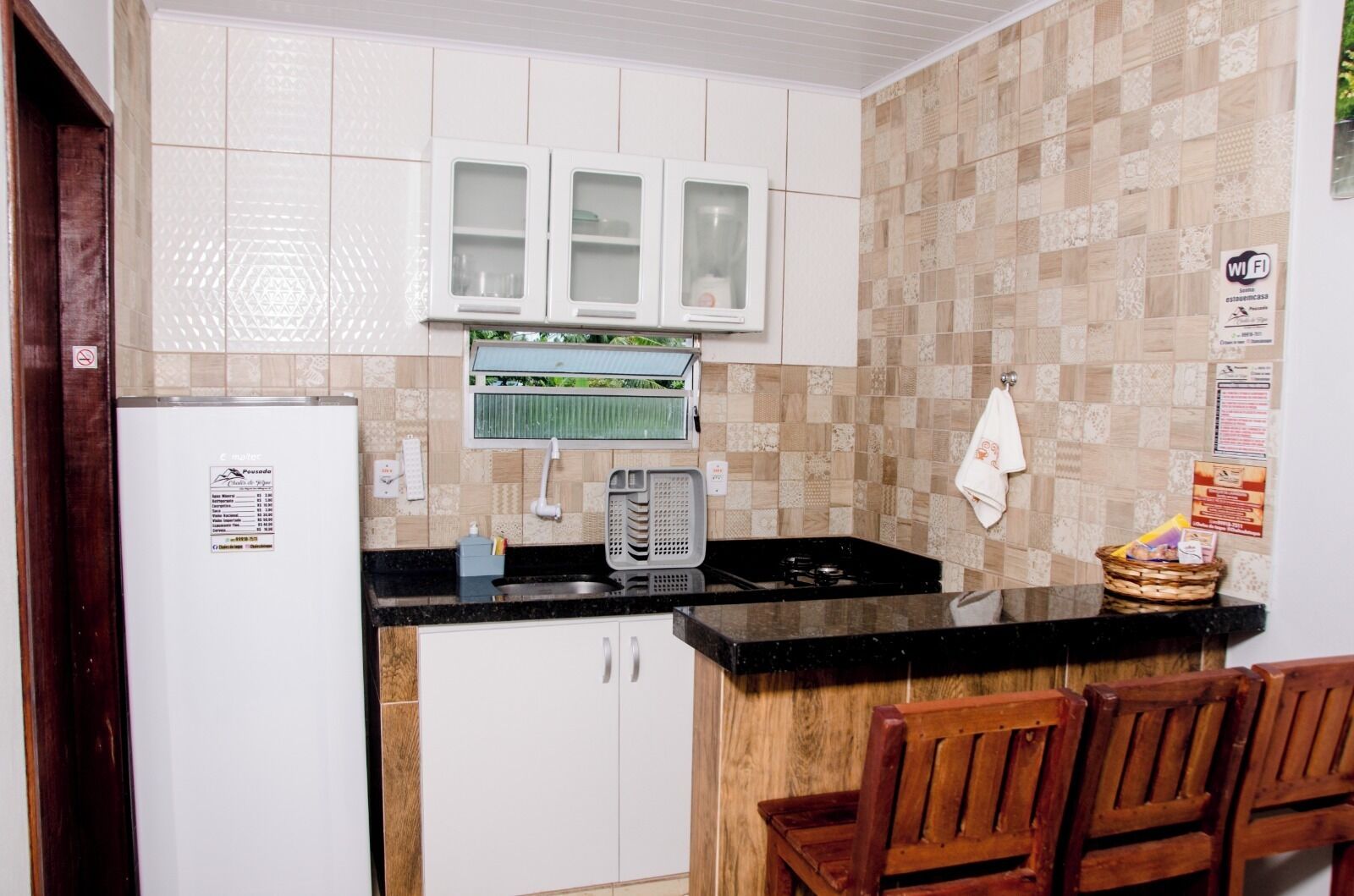 Lemari es, microwave di ruangan umum, dan kompor