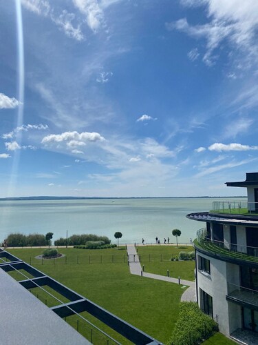 Royal Relax Keszthely *****- Quiet new-build apartment with air conditioning, lake view & jetty