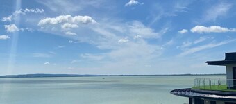 Royal Relax Keszthely *****- Quiet new-build apartment with air conditioning, lake view & jetty