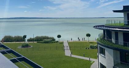 Royal Relax Keszthely *****- Quiet new-build apartment with air conditioning, lake view & jetty