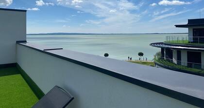Royal Relax Keszthely *****- Quiet new-build apartment with air conditioning, lake view & jetty
