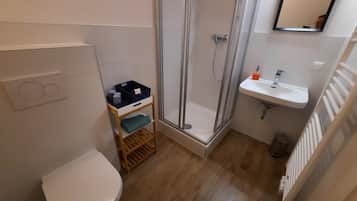Habitación triple | Baño | Secadora de cabello y toallas