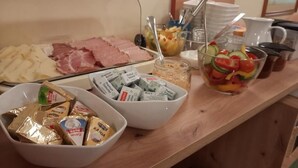 A buffet with various food items including meats, cheeses, and salads. - Kirchenwirt Halbwax (Kaumberg)
