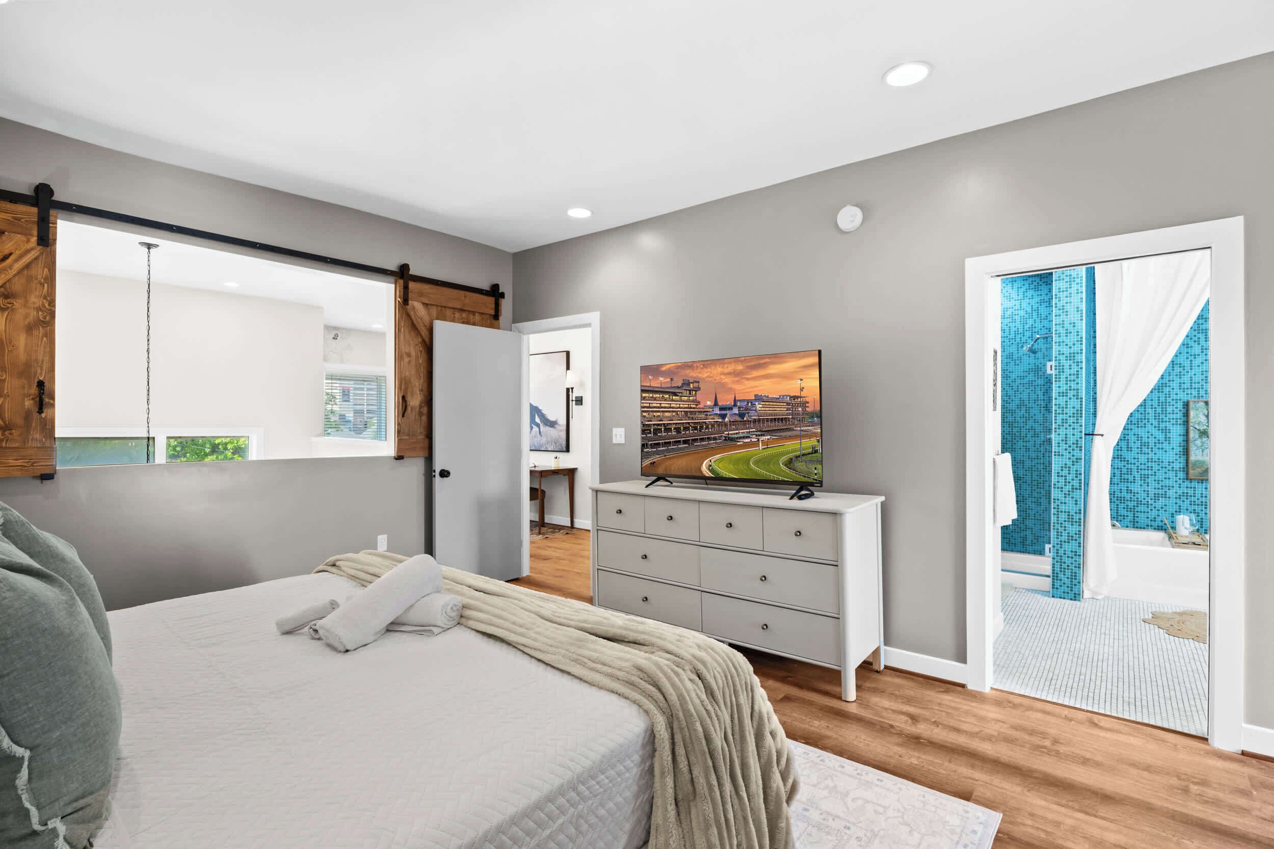 2 bedrooms, desk, iron/ironing board, WiFi